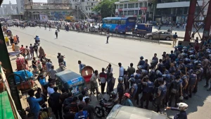 উত্তরায় পোশাক শ্রমিকদের মহাসড়ক অবরোধ