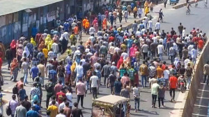গাজীপুরে মহাসড়ক অবরোধ করে শ্রমিকদের বিক্ষোভ