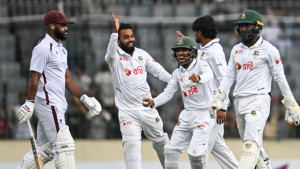 শেষ বিকেলের স্বস্তিতে মাঠ ছাড়লো বাংলাদেশ