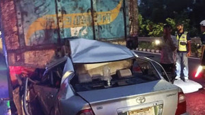 বালুবোঝাই ট্রাক উল্টে পড়লো প্রাইভেটকারের ওপর, অতঃপর...