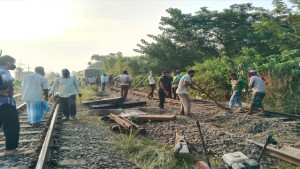 ১৬ ঘণ্টা পর উদ্ধার কর্ণফুলী কমিউটারের বগি