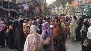 মিরপুর-১০-এ পোশাকশ্রমিকদের বিক্ষোভ, বন্ধ যান চলাচল