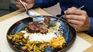 কাঁটা চামচে দেশি খাবার খাবেন যেভাবে