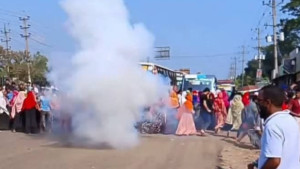 গাজীপুরে মহাসড়ক অবরোধ, সাউন্ড গ্রেনেডে সরলো শ্রমিকরা