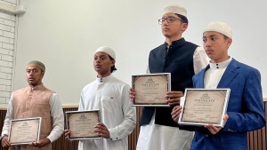 প্রবাসে ৩ ছেলেকে হাফেজ বানালেন বাবা