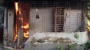 ছাত্রীকে ধর্ষণচেষ্টার অভিযোগ, মাদ্রাসায় আগুন দিলো বিক্ষুব্ধ জনতা