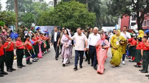 প্রধানমন্ত্রীকে বরণ করলো ১৫০ শিশু