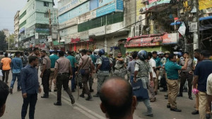 মিরপুরে পোশাকশ্রমিকদের বিক্ষোভ, ২ প্রতিষ্ঠান ভাঙচুর
