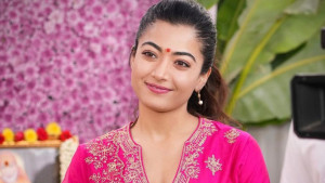 ৪০০ পরিবারের পাশে রাশমিকা
