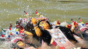 দুর্গাপূজার প্রতিমা বিসর্জন দেওয়া হয় কেন?