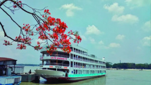 টাঙ্গুয়ার হাওর নয়, ঢাকার কাছেই হাউজবোটের আমেজ