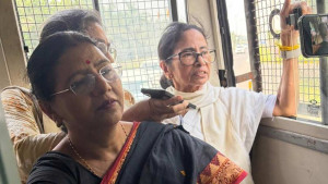 দিল্লিতে মমতা বন্দ্যোপাধ্যায়সহ তৃণমূলের ৫ সাংসদ আটক
