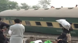 পাকিস্তানে ট্রেন দুর্ঘটনায় নিহত ৬