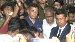 ৩০ ঘণ্টা পর অ্যাম্বুলেন্সে ক্যাম্পাস ছাড়লেন চুয়েট ভিসি