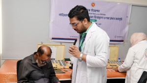চালকদের দৃষ্টিশক্তি পরীক্ষা ও বিনামূল্যে চশমা বিতরণ কর্মসূচির উদ্বোধন
