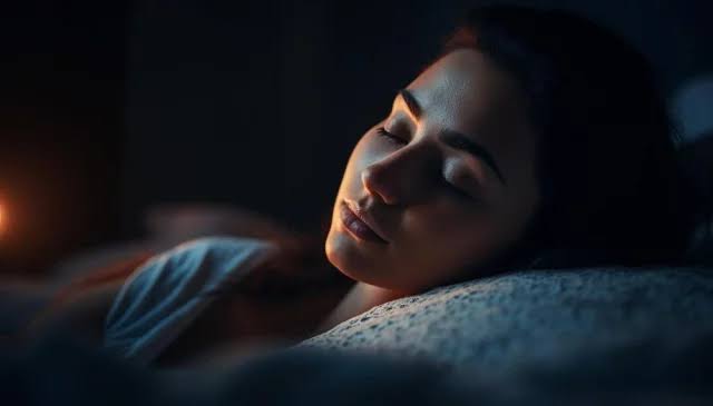 রাত জেগে ফোন ব্যবহার, ঘুম হারাচ্ছে কিশোর-কিশোরীরা