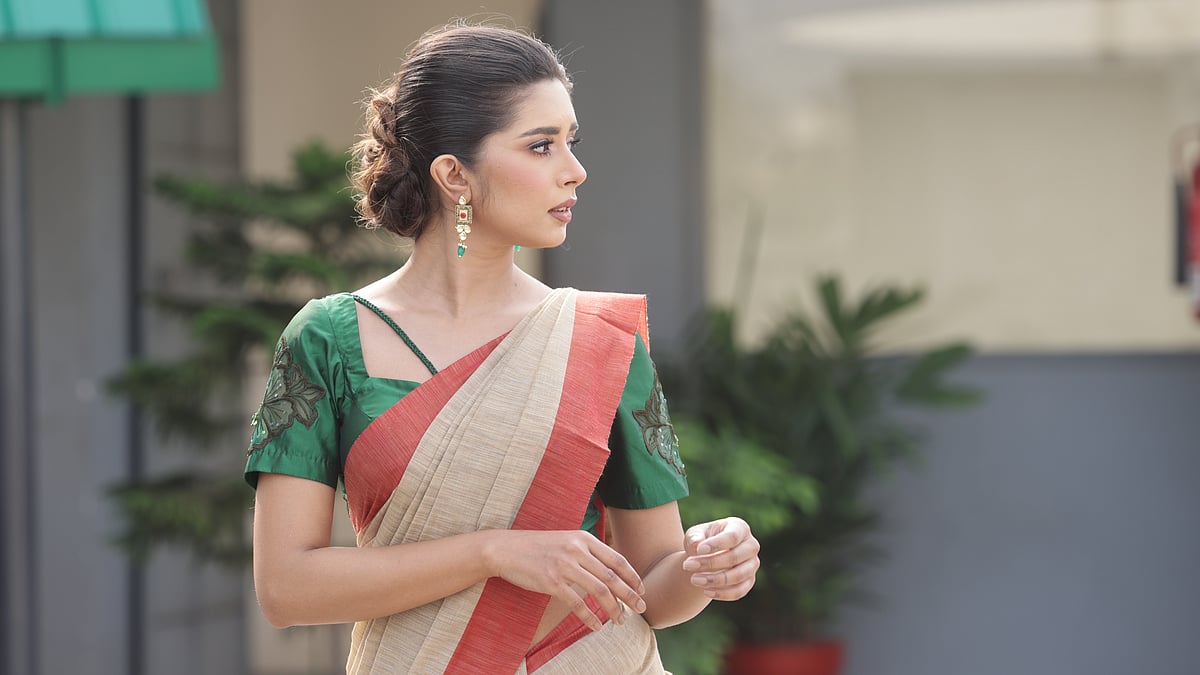 পূজার সাজে শাড়ির সঙ্গে যেমন ব্লাউজ পরবেন