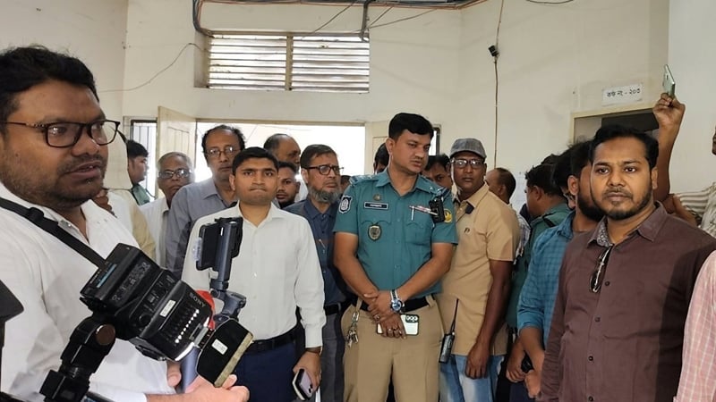 রামেবির ভিসির কক্ষের তালা খুলে দিলেন ম্যাজিস্ট্রেট