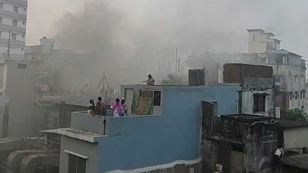 চকবাজারে সাততলা ভবনের মার্কেটে আগুন