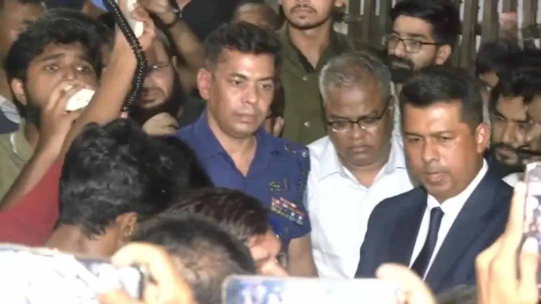 ৩০ ঘণ্টা পর অ্যাম্বুলেন্সে ক্যাম্পাস ছাড়লেন চুয়েট ভিসি