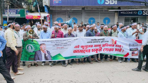 ইসলামী ব্যাংকের সামনে দুই পক্ষের মারামারি